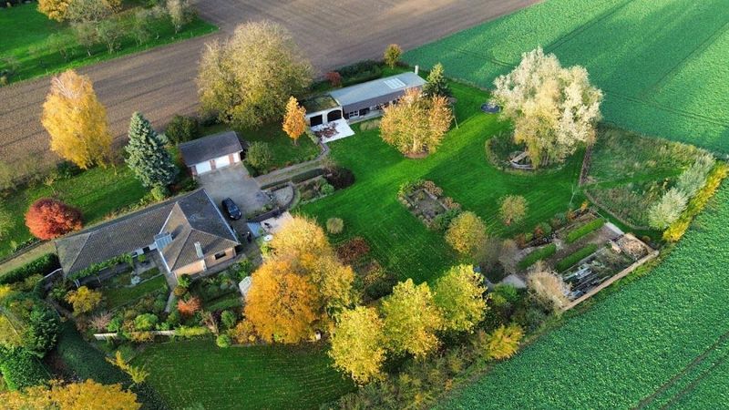 Idyllisch gelegener Bungalow mit Panoramablick, Gästehaus und parkähnlichem Grundstück